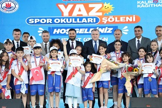 YAZ SPOR OKULLARI ŞÖLENİ BAKAN OSMAN AŞKIN BAK'IN KATILIMIYLA GERÇEKLEŞTİ
